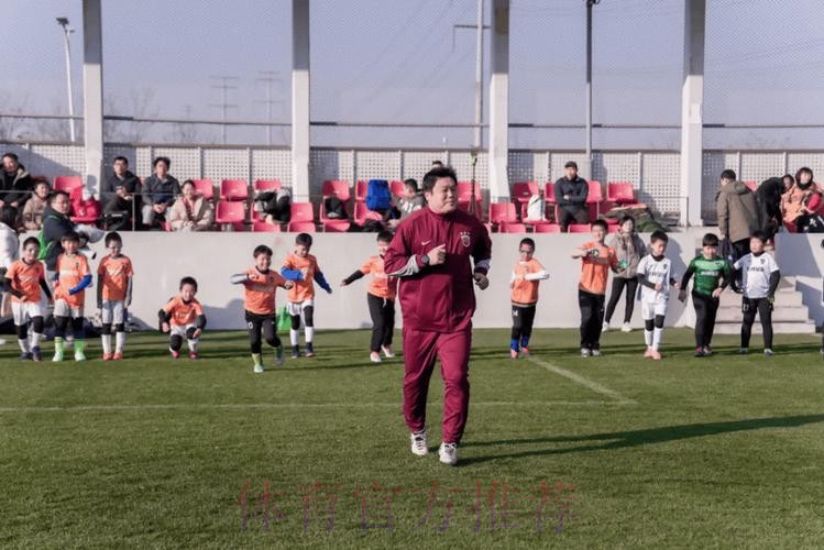 海港周末举行“海港校园行”活动，吕文君、蔡慧康参加