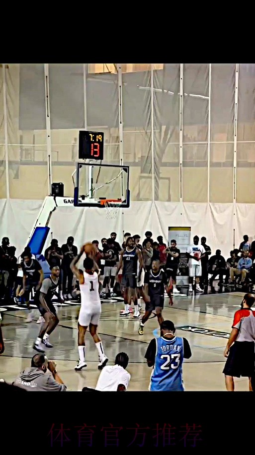 乐福中场送出超远距离长传,夏普再次起飞平框空接飞扣 乐福中场送出超远距离长传,夏普再次起飞平框空接飞扣